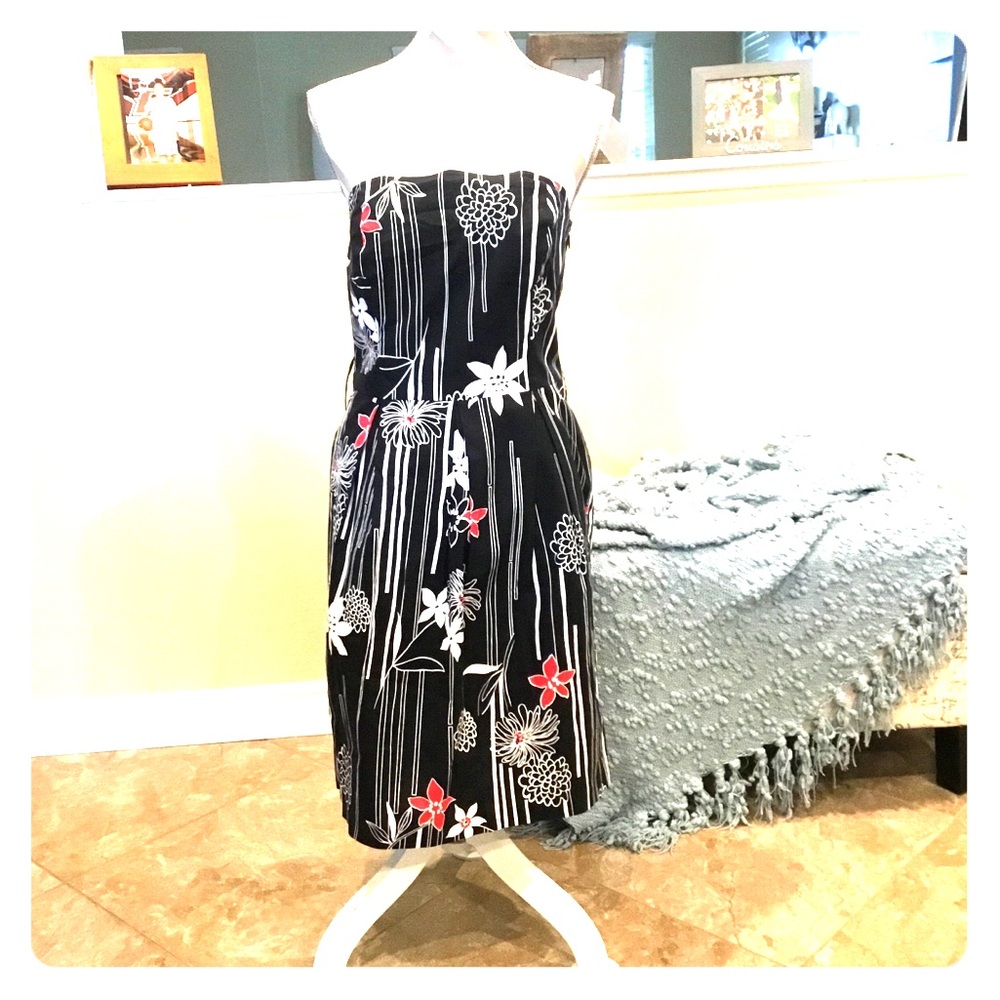 Strapless retro inspired spring dress.